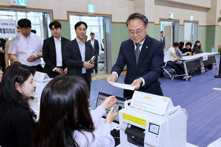 고기동 직무대행 "개표 끝날 때까지 최선 다해달라"