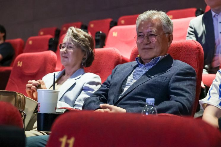 文 전 대통령 부부, 세월호 잠수사 영화 '바다호랑이' 관람