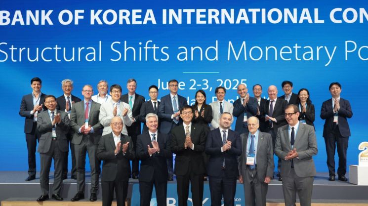 2일 서울 중구 한국은행 별관에서 2025 BOK 국제콘퍼런스가 열린 가운데 기념 촬영이 진행되고 있다. 연합뉴스