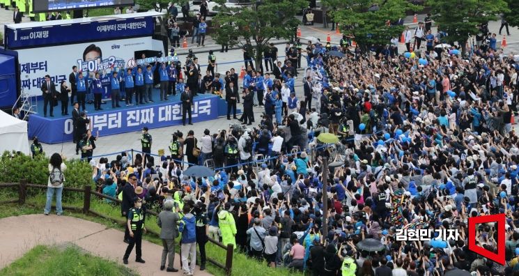 [포토] 대선 D-1, 북서울꿈의숲 찾아 지지 호소하는 이재명