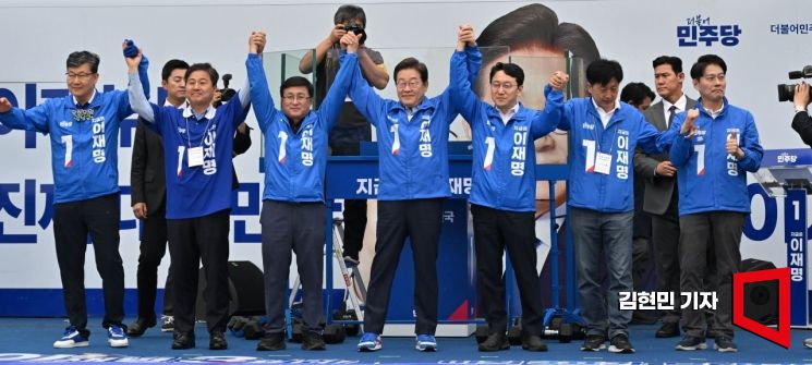 이재명 더불어민주당 대선 후보가 2일 서울 강북구 북서울꿈의숲 서문광장에서 열린 유세에 참석해 유권자들을 향해 지지를 호소하고 있다. 2025.6.2 김현민 기자
