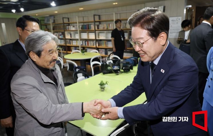 [포토] 이해학 목사와 인사하는 이재명 