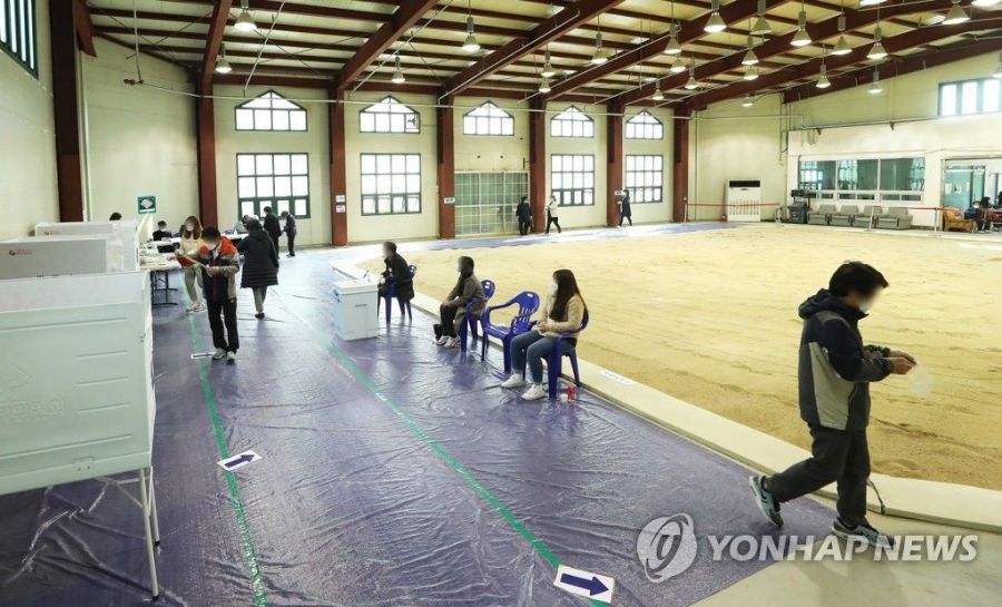 지난 제21대 국회의원 선거 당시 경기도 성남시 중원구 성남종합운동장 실내씨름장에 마련된 성남동 제2투표소 연합뉴스