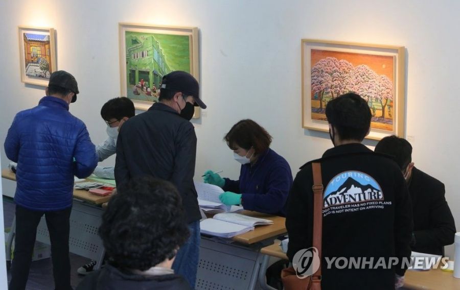 지난 21대 총선 투표 당시 부산 수영구 민락동 미광화랑에 마련된 투표소 연합뉴스