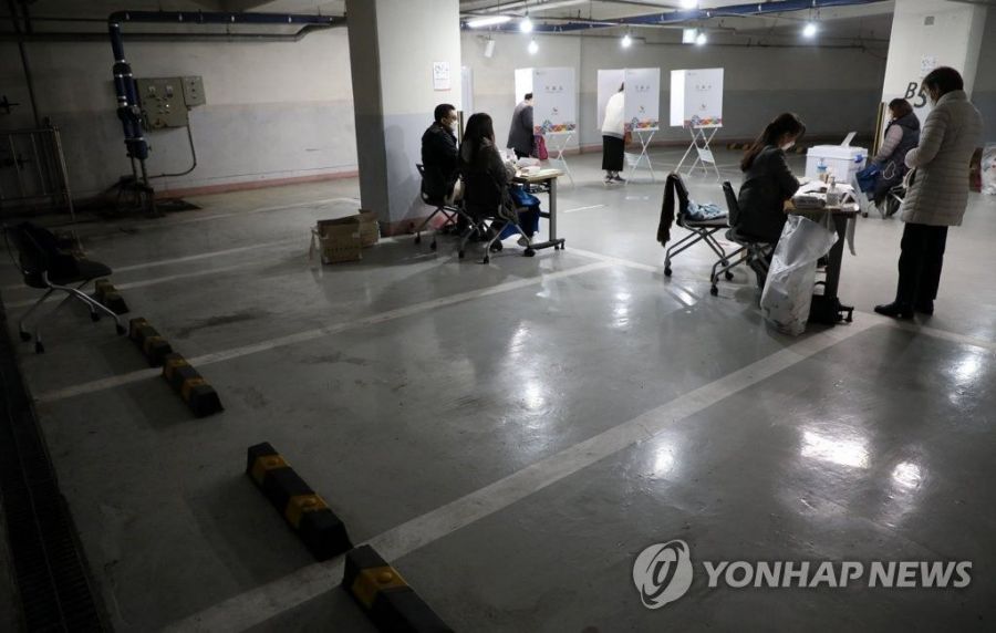 지난 21대 국회의원 선거 당시 성북구 한 아파트 지하주차장에 마련된 투표소 연합뉴스