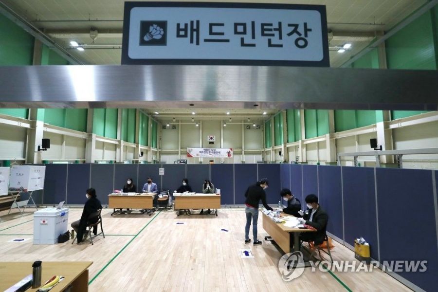 지난 제21대 국회의원선거 당시 서울 강남구 매봉산실내배드민턴장에 설치된 도곡1동 제5투표소(좌)와 세종시 소정면 소정게이트볼장(우). 공직선거법 제147조(투표소의 설치)에 따라 투표소는 투표구 안의 학교, 관공서, 공공기관·단체의 사무소, 주민회관 기타 선거인이 투표하기 편리한 곳에 설치한다. 연합뉴스