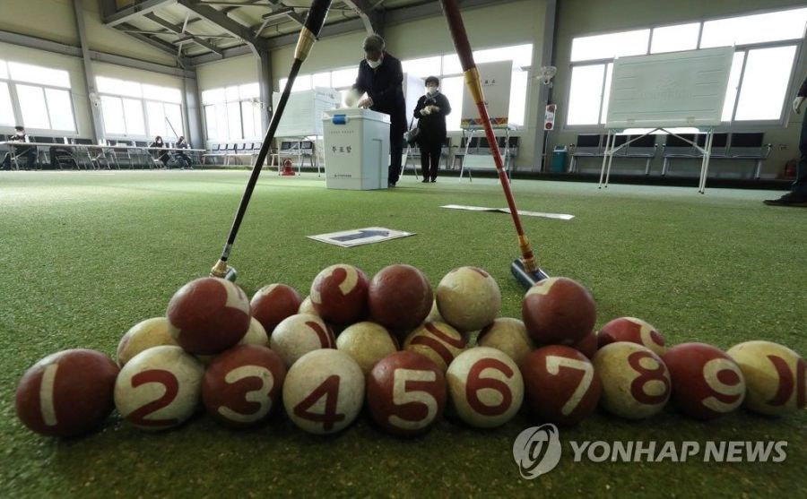 지난 제21대 국회의원선거 당시 서울 강남구 매봉산실내배드민턴장에 설치된 도곡1동 제5투표소(좌)와 세종시 소정면 소정게이트볼장(우). 공직선거법 제147조(투표소의 설치)에 따라 투표소는 투표구 안의 학교, 관공서, 공공기관·단체의 사무소, 주민회관 기타 선거인이 투표하기 편리한 곳에 설치한다. 연합뉴스