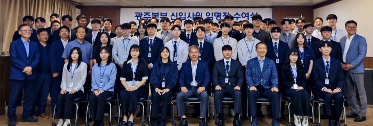 한국철도공사 광주본부가 올해 하반기 목포보성선 개통을 앞두고 역무·운전·차량·시설·전기 등 다양한 분야에 신규 인력 56명을 채용, 신입사원 임명식을 개최했다. 한국철도공사 광주본부 제공