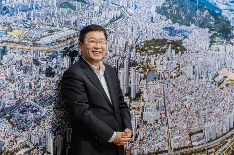 김경호 광진구청장은 신청사 개청식을 앞두고 "지난 3년 간 마련한 발전기반을 바탕으로 실질적으로 체감할 수 있는 변화를 이끌어내겠다"고 말했다. 광진구 제공.