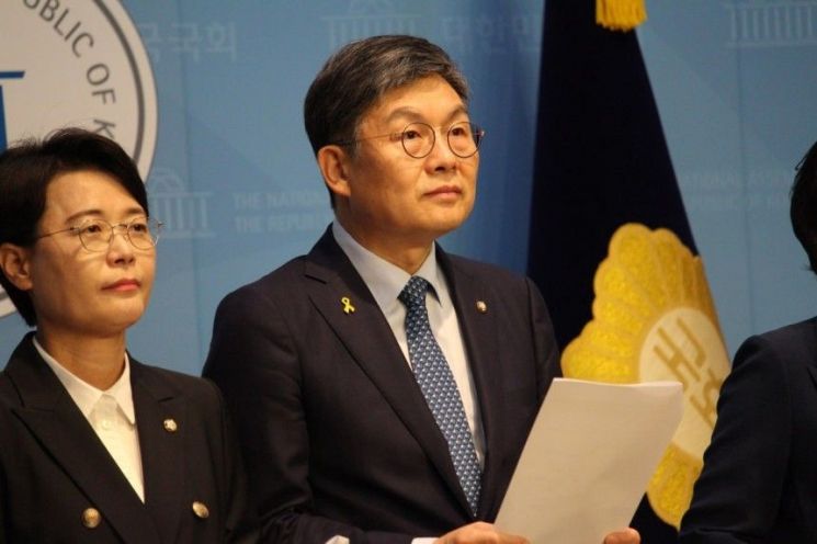 김윤 더불어민주당 중앙선대위 정책본부·직능본부 부본부장(국회 보건복지위 위원). 연합뉴스
