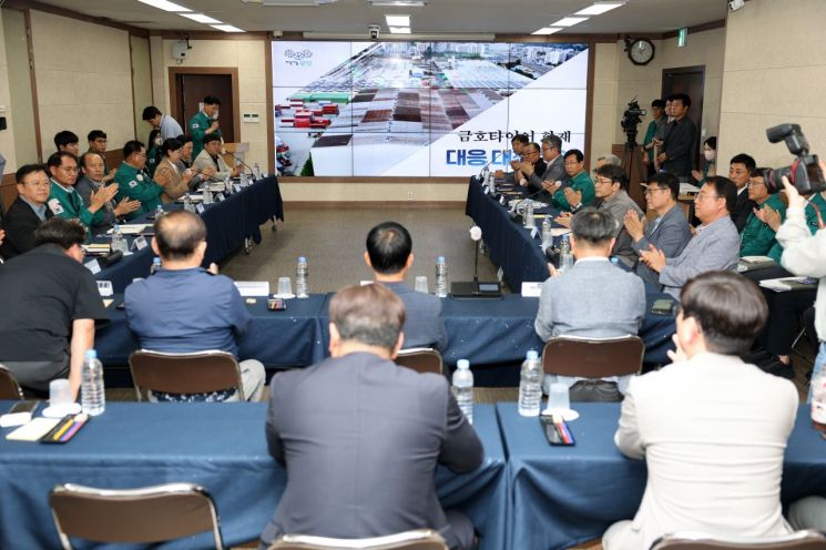 2일 광주 광산구청 상황실에서 열린 금호타이어 화재 대응 대책회의에서 참석자들이 주요 현안에 대해 논의하고 있다. 광산구 제공