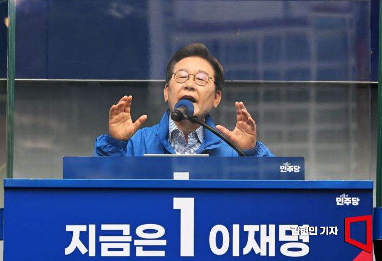 이재명 더불어민주당 대선 후보가 2일 경기 광명시 철산로데오 광장에서 유세를 하고 있다. 김현민 기자