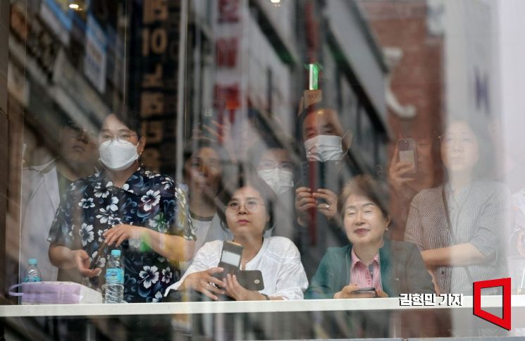 [포토] 이재명 후보 유세 지켜보는 시민들