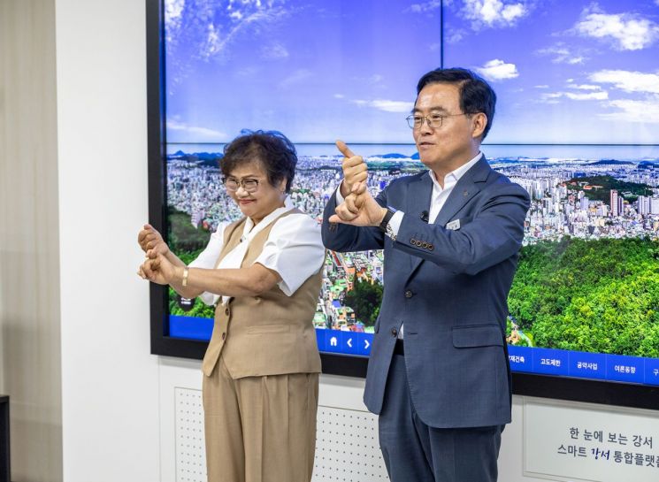 '수어로 선거 독려'…진교훈 강서구청장 "꼭 투표하세요"