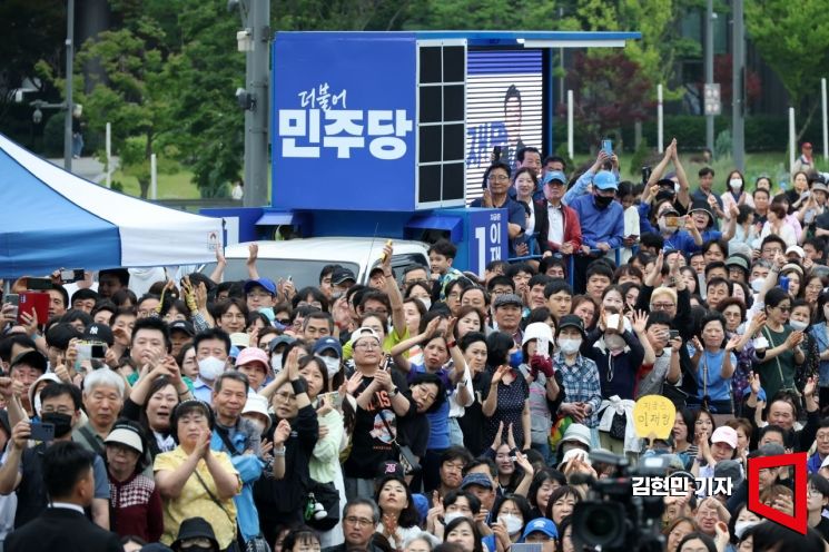 [포토] 이재명 후보 연설 듣는 시민들