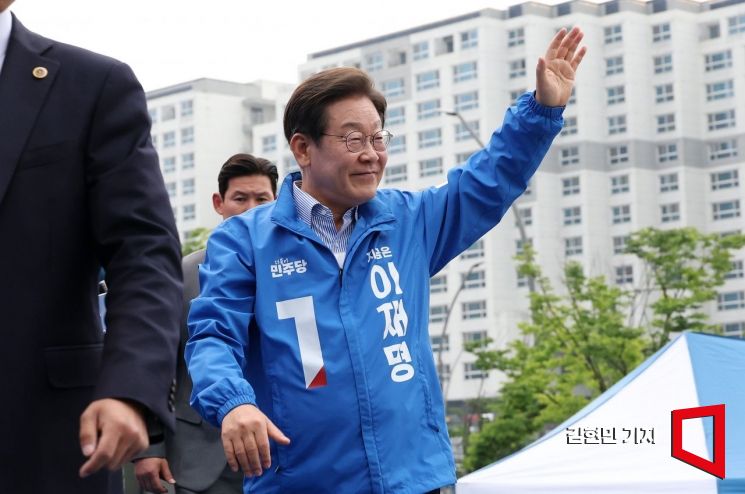 [포토] 시민들 향해 인사하는 이재명
