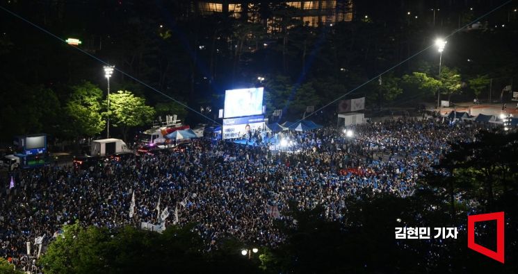 [포토] 이재명, '윤석열 계엄저지' 여의도서 유세 마무리