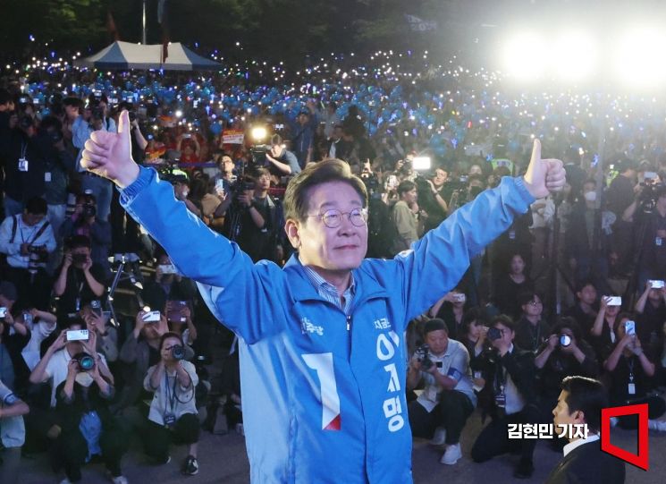 [포토] 이재명, 여의도 피날레…"빛의 혁명 완수"