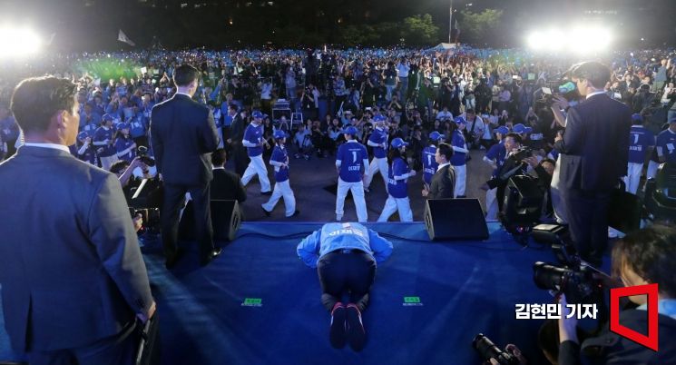 [포토] 시민들 향해 큰절하는 이재명 