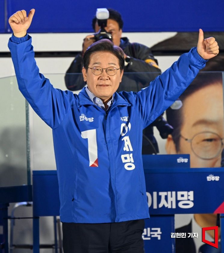 李 '빛의 혁명' 여의도서 유세 마무리…"尹정권 심판"