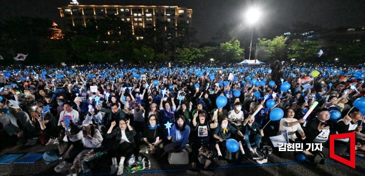 [포토] 응원봉 들고 이재명 연호하는 시민들