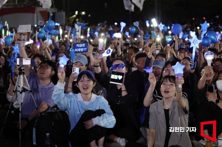 [포토] 응원봉 흔들며 환호하는 지지자들