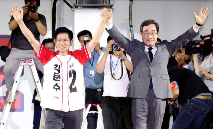 김문수 국민의힘 대선 후보가 2일 서울시청 앞 서울광장에서 열린 피날레 유세에서 이낙연 새미래민주당 상임고문의 손을 잡고 지지를 호소하고 있다. 연합뉴스