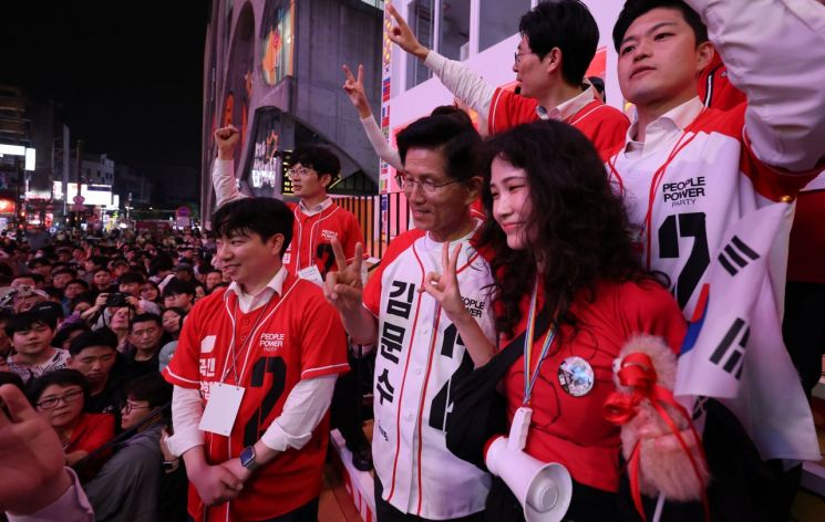 [르포]김문수, 홍대·강남서 '막판 짜내기'…'볼하트·브이' 청년 공략