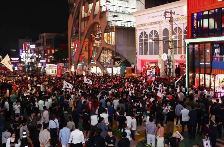 [르포]김문수, 홍대·강남서 '막판 짜내기'…'볼하트·브이' 청년 공략