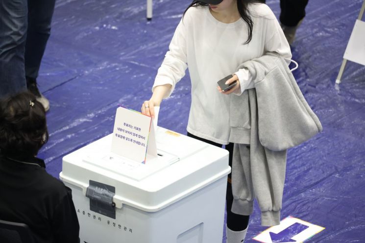 제21대 대통령 선거일인 3일 대구 수성구 대구여고 체육관에 마련된 범어1동 제2투표소에서 투표가 이뤄지고 있다. 연합뉴스