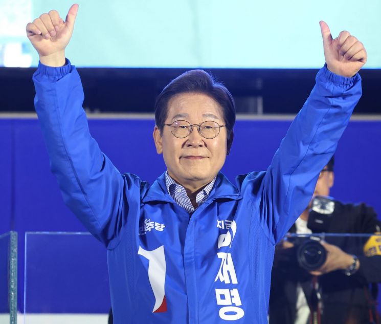 이재명 "오늘 대한민국 다시 세우는 날"…김문수 "독재 막을 마지막 기회"