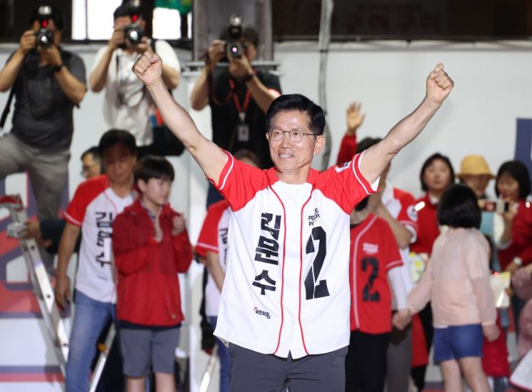 이재명 "오늘 대한민국 다시 세우는 날"…김문수 "독재 막을 마지막 기회"