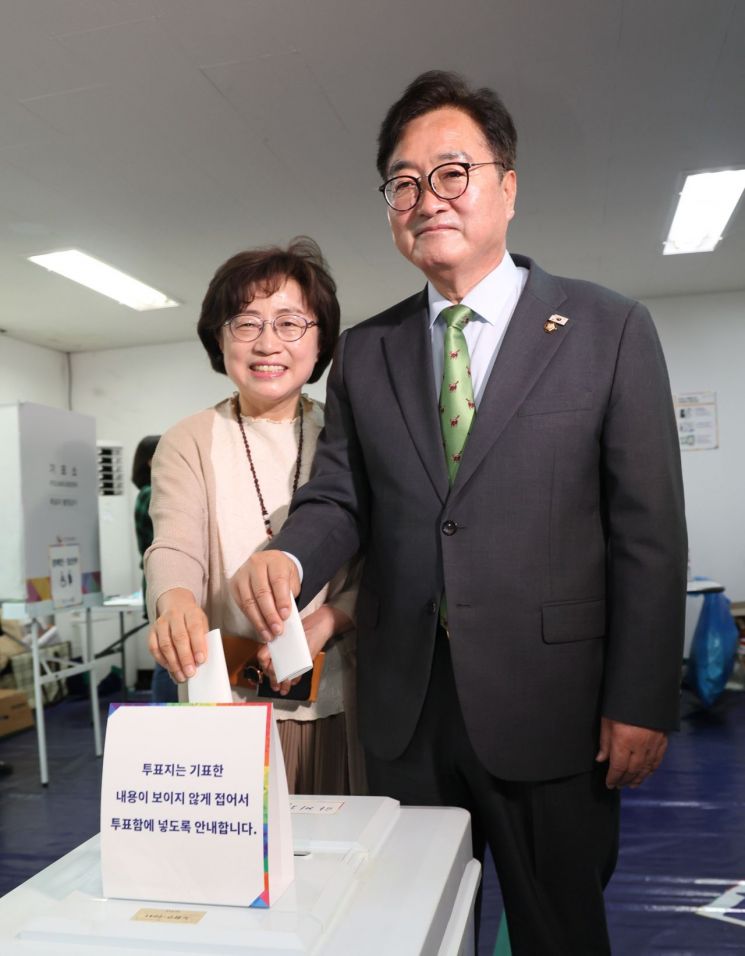 투표한 우원식 의장 "이제 혼란 딛고 민주화된 사회로 나아가길"