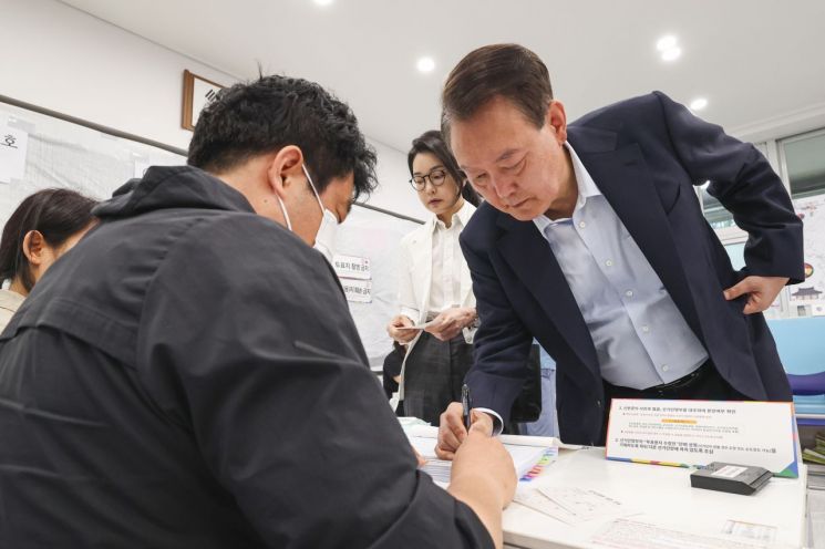 윤석열 전 대통령 부부, 서초구 사저 인근서 투표 마쳐 