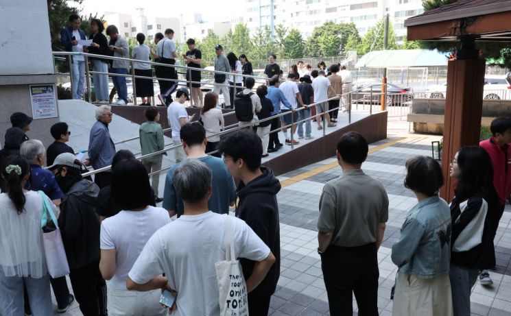 제21대 대통령선거일인 3일 서울 영등포구 여의도중학교에 마련된 여의도제4투표소에서 시민들이 투표를 위해 줄 서 있다. 연합뉴스