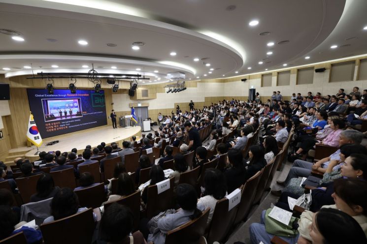 부산대가 국제화 비전 선포식을 갖고 있다. 부산대 제공