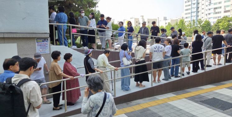 제21대 대통령선거일인 3일 서울 영등포구 여의도중학교에 마련된 여의도제4투표소에서 시민들이 투표를 위해 줄 서 있다. 연합뉴스