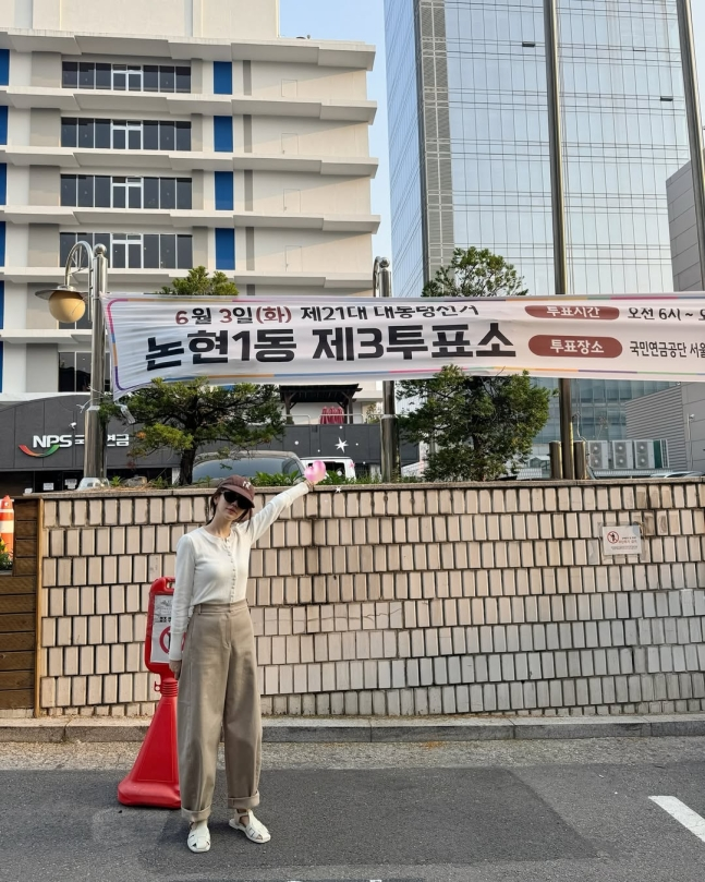 가수 겸 배우 윤은혜가 제21대 대통령 선거 투표 인증 사진을 공유했다. 윤은혜 인스타그램