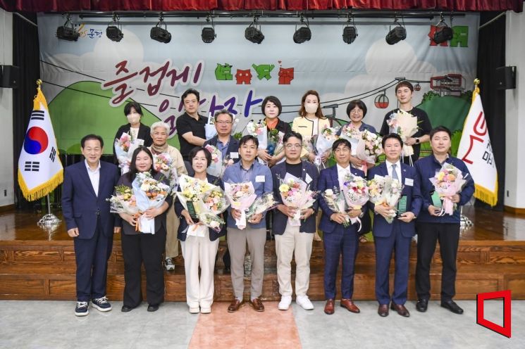 신현국문경시장(앞줄 왼쪽 첫번째)이 상반기 yes문경 친절우수업소  선정 시상 후 기념촬영 하고 있다.