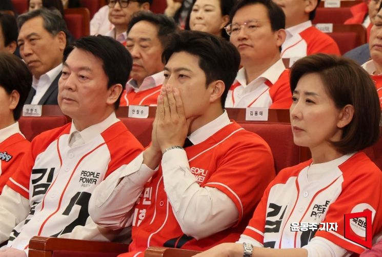 시계제로 국민의힘, 지도부 개편 두고 후폭풍 예고