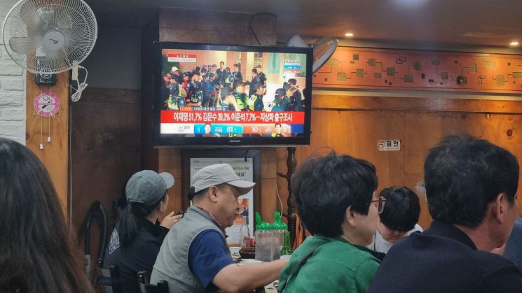 광주 시민들, 이재명 출구조사 '압도'에 환호…"화합정치 기대"
