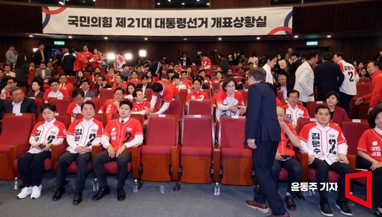 [포토] 자리 뜨는 국민의힘 지도부