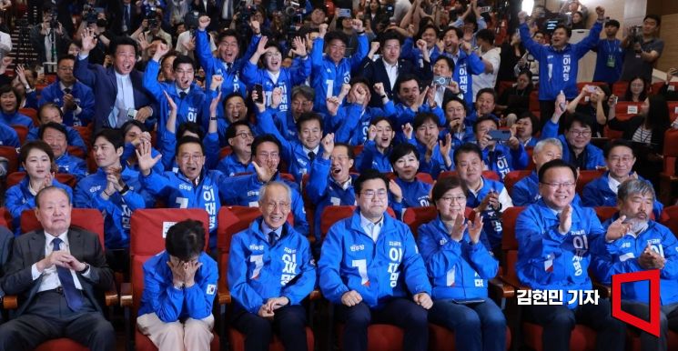 [포토] 출구조사 결과에 환호하는 민주당