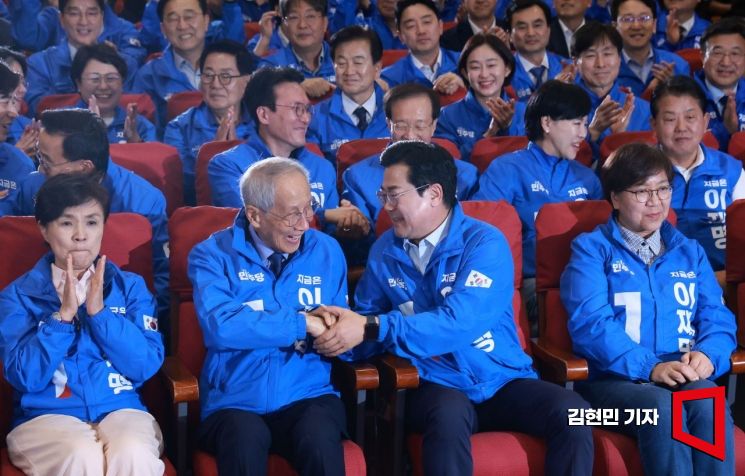 환호성·박수…출구조사 결과에 민주당, "이재명" 연호