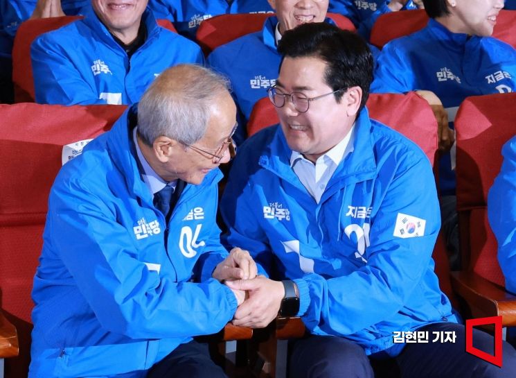 [포토] 기뻐하는 윤여준-박찬대