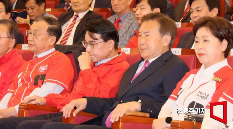 [포토] 심각한 표정의 손학규-윤상현