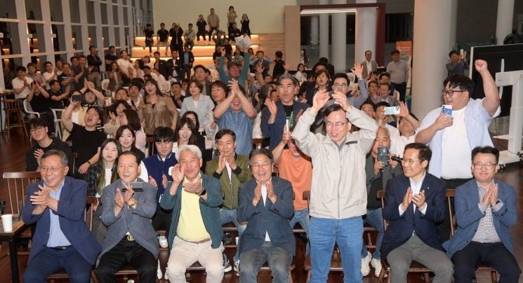 [포토] 광주 시민들, '이재명 승리' 출구조사에 환호
