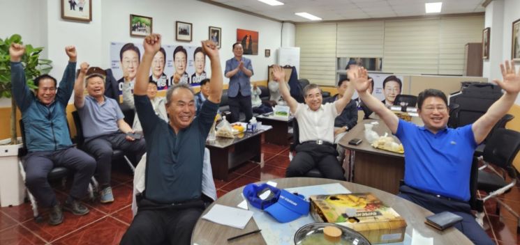 [포토] 압승 예측 출구조사에 "만세"