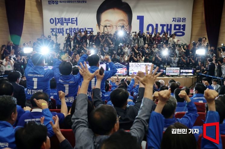 [포토] 환호하는 더불어민주당