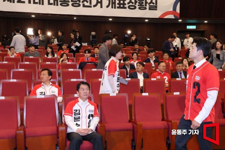 [포토] 떠나는 김용태 비대위원장 바라보는 인철수